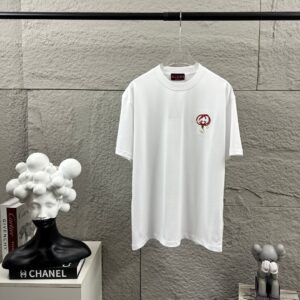 P75 Gu*古驰* 2026春夏新款 双G胸前Gucci字母. 刺绣工艺 短袖T恤 定制双纱平纹纯棉面料 男女同款 颜色：黑色 白色 杏色 花灰色 安哥拉红色 尺码： S （90-130斤） M （120-150斤） L （140-165斤） XL （160-180斤） XXL （180-210斤）