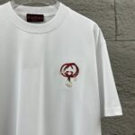 weigou_207595_1_171394a2ff P75 Gu*古驰* 2026春夏新款 双G胸前Gucci字母. 刺绣工艺 短袖T恤 定制双纱平纹纯棉面料 男女同款 颜色:黑色 白色 杏色 花灰色 安哥拉红色 尺码: S (90-130斤) M (120-150斤) L (140-165斤) XL (160-180斤) XXL (180-210斤)