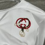 weigou_207595_5_a38fdd9cc4 P75 Gu*古驰* 2026春夏新款 双G胸前Gucci字母. 刺绣工艺 短袖T恤 定制双纱平纹纯棉面料 男女同款 颜色:黑色 白色 杏色 花灰色 安哥拉红色 尺码: S (90-130斤) M (120-150斤) L (140-165斤) XL (160-180斤) XXL (180-210斤)