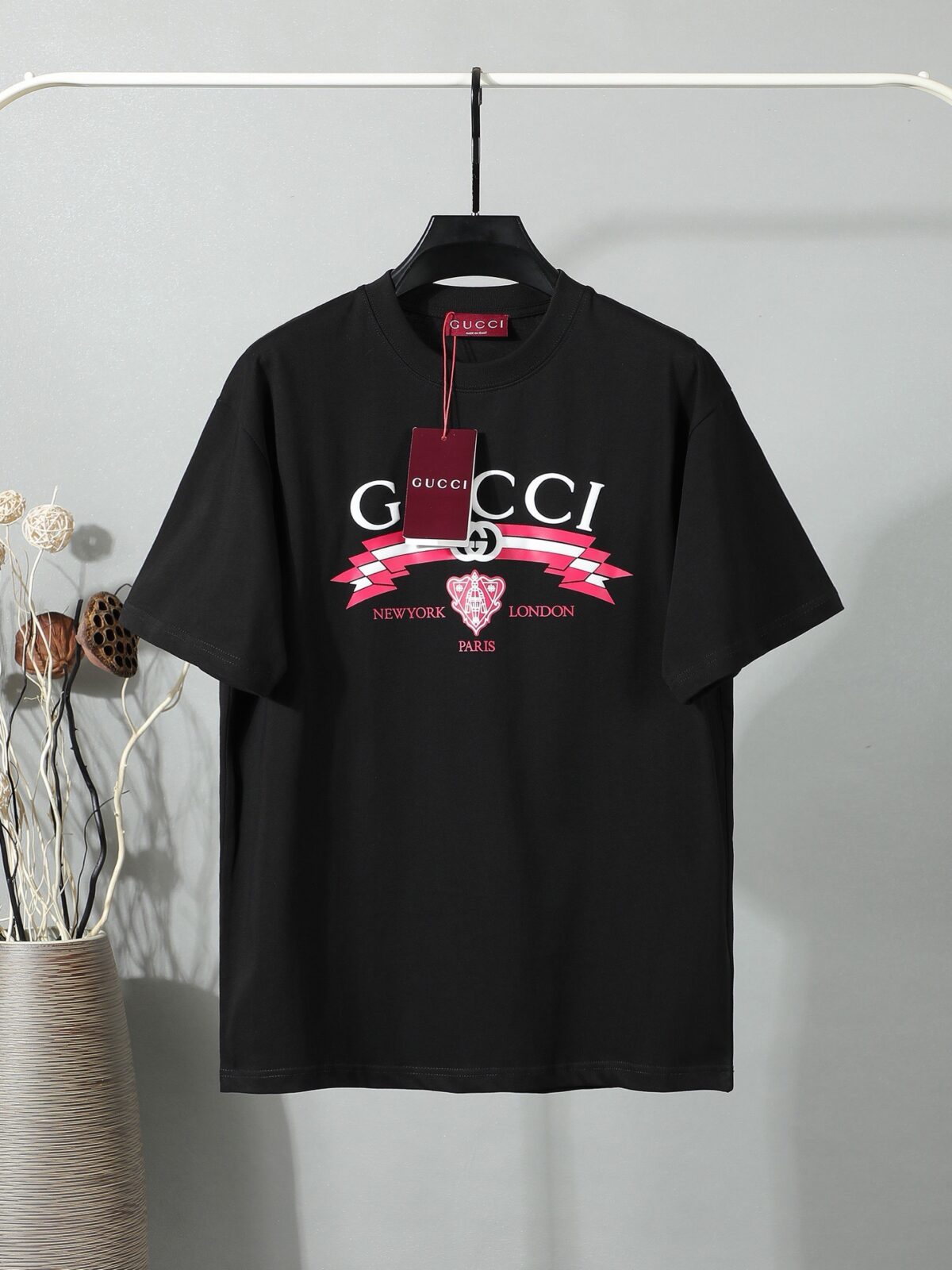 P80 【独家品质】 -GUCC 2026新款短袖T恤，采用300g高克重纯棉，柔软舒适，品牌辨识度超高计。版型简约百搭，日常休闲都能轻松驾驭，无论单穿还是内搭都很出彩。 颜色：黑色 白色 男女同款 码数：S-XL