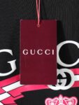 P80 【独家品质】 -GUCC 2026新款短袖T恤，采用300g高克重纯棉，柔软舒适，品牌辨识度超高计。版型简约百搭，日常休闲都能轻松驾驭，无论单穿还是内搭都很出彩。 颜色：黑色 白色 男女同款 码数：S-XL