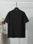 P80 【独家品质】 -GUCC 2026新款短袖T恤，采用300g高克重纯棉，柔软舒适，品牌辨识度超高计。版型简约百搭，日常休闲都能轻松驾驭，无论单穿还是内搭都很出彩。 颜色：黑色 白色 男女同款 码数：S-XL