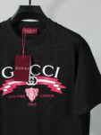 P80 【独家品质】 -GUCC 2026新款短袖T恤，采用300g高克重纯棉，柔软舒适，品牌辨识度超高计。版型简约百搭，日常休闲都能轻松驾驭，无论单穿还是内搭都很出彩。 颜色：黑色 白色 男女同款 码数：S-XL