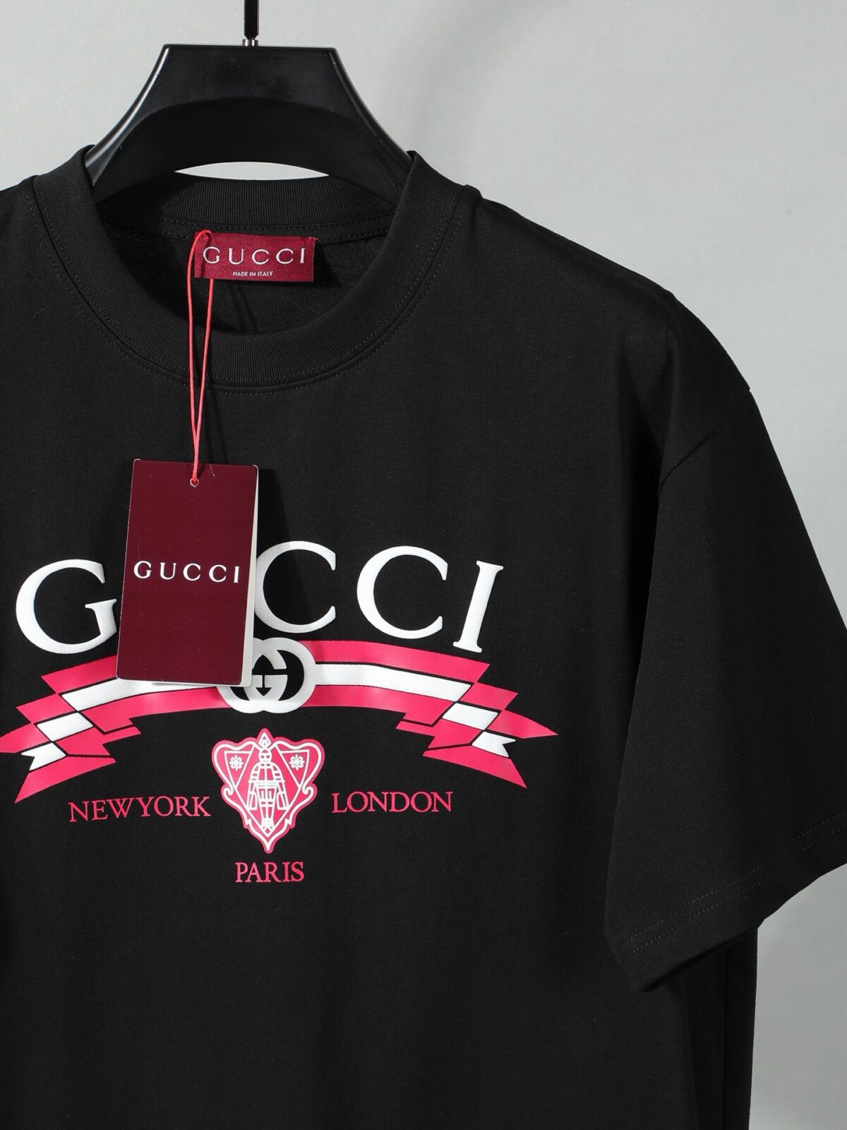 P80 【独家品质】 -GUCC 2026新款短袖T恤，采用300g高克重纯棉，柔软舒适，品牌辨识度超高计。版型简约百搭，日常休闲都能轻松驾驭，无论单穿还是内搭都很出彩。 颜色：黑色 白色 男女同款 码数：S-XL