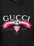 P80 【独家品质】 -GUCC 2026新款短袖T恤，采用300g高克重纯棉，柔软舒适，品牌辨识度超高计。版型简约百搭，日常休闲都能轻松驾驭，无论单穿还是内搭都很出彩。 颜色：黑色 白色 男女同款 码数：S-XL