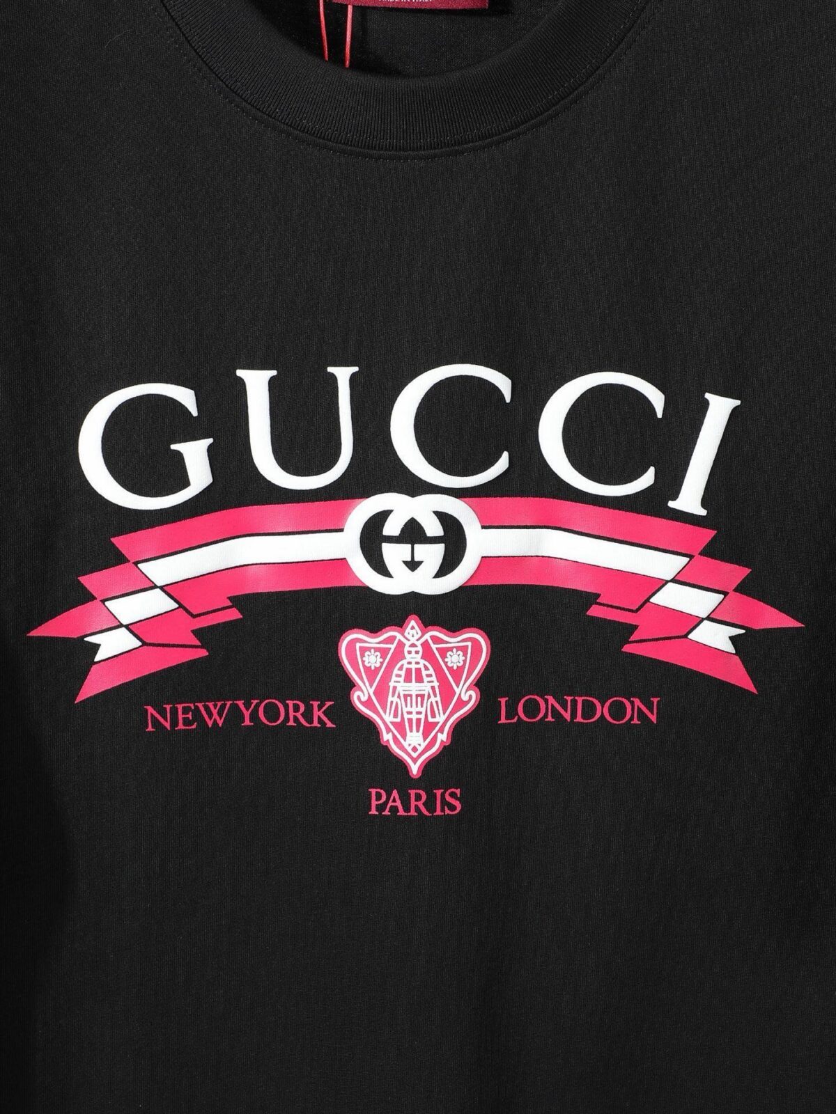 P80 【独家品质】 -GUCC 2026新款短袖T恤，采用300g高克重纯棉，柔软舒适，品牌辨识度超高计。版型简约百搭，日常休闲都能轻松驾驭，无论单穿还是内搭都很出彩。 颜色：黑色 白色 男女同款 码数：S-XL