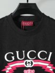 P80 【独家品质】 -GUCC 2026新款短袖T恤，采用300g高克重纯棉，柔软舒适，品牌辨识度超高计。版型简约百搭，日常休闲都能轻松驾驭，无论单穿还是内搭都很出彩。 颜色：黑色 白色 男女同款 码数：S-XL