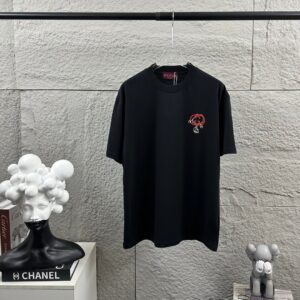 P75 Gu* 古驰* 2026春夏新款 双G胸前Gucci字母. 刺绣工艺 短袖T恤 定制双纱平纹纯棉面料 男女同款 颜色：黑色 白色 杏色 花灰色 安哥拉红色 尺码： S （90-130斤） M （120-150斤） L （140-165斤） XL （160-180斤） XXL （180-210斤）