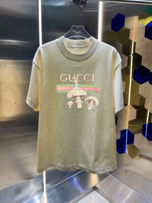 P70 GUCC* 古驰 2026春夏新款 个性字母印花工艺设计 高端版本！透气舒适度高，定制双纱平纹纯棉面料 宽松版短袖圆领T恤 男女同款 吊牌 领标 洗水唛 三标齐全 颜色: 黑色 白色 杏色 紫色 尺码：S M L XL XXL