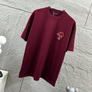 P75 Gu* 古驰* 2026春夏新款 双G胸前Gucci字母. 刺绣工艺 短袖T恤 定制双纱平纹纯棉面料 男女同款 颜色：黑色 白色 杏色 花灰色 安哥拉红色 尺码： S （90-130斤） M （120-150斤） L （140-165斤） XL （160-180斤） XXL （180-210斤）