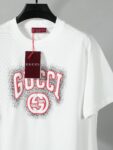 P80 【独家品质】 -GUCC 2026新款短袖T恤，采用300g高克重纯棉，柔软舒适，品牌辨识度超高计。版型简约百搭，日常休闲都能轻松驾驭，无论单穿还是内搭都很出彩。 颜色：黑色 白色 男女同款 码数：S-XL