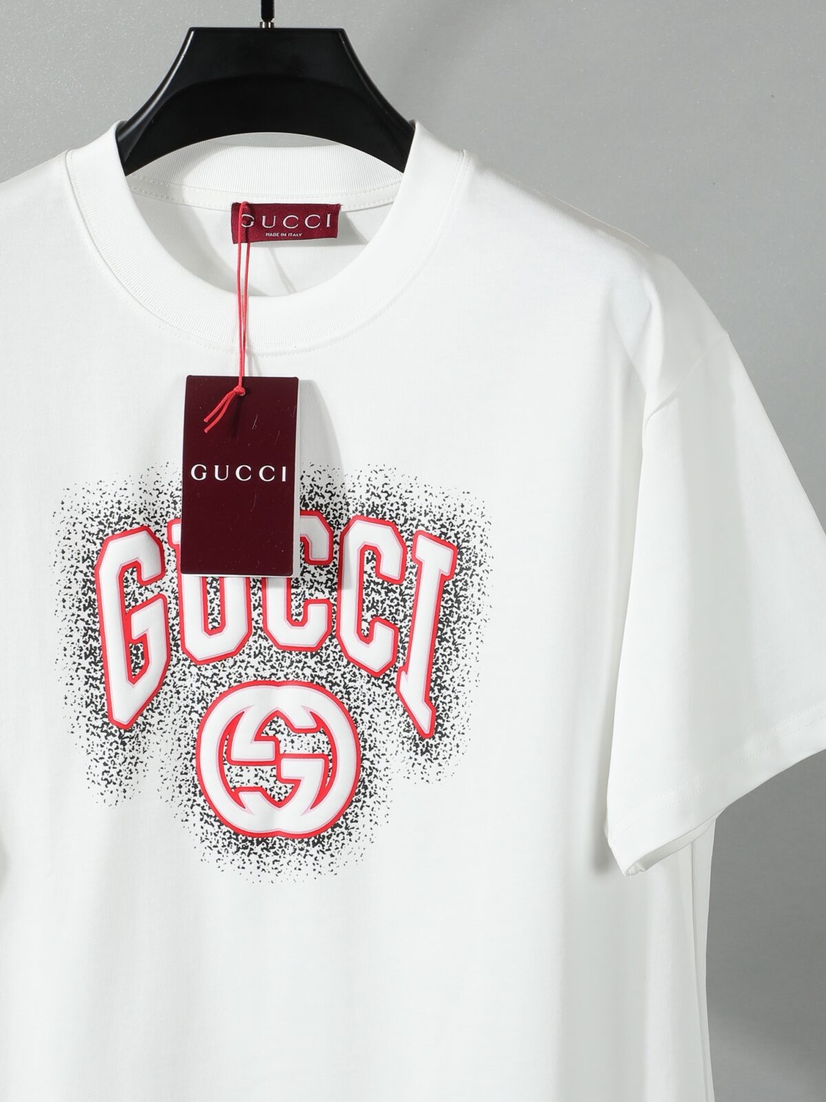 P80 【独家品质】 -GUCC 2026新款短袖T恤，采用300g高克重纯棉，柔软舒适，品牌辨识度超高计。版型简约百搭，日常休闲都能轻松驾驭，无论单穿还是内搭都很出彩。 颜色：黑色 白色 男女同款 码数：S-XL