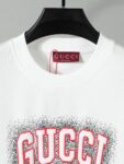 P80 【独家品质】 -GUCC 2026新款短袖T恤，采用300g高克重纯棉，柔软舒适，品牌辨识度超高计。版型简约百搭，日常休闲都能轻松驾驭，无论单穿还是内搭都很出彩。 颜色：黑色 白色 男女同款 码数：S-XL