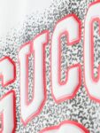 P80 【独家品质】 -GUCC 2026新款短袖T恤，采用300g高克重纯棉，柔软舒适，品牌辨识度超高计。版型简约百搭，日常休闲都能轻松驾驭，无论单穿还是内搭都很出彩。 颜色：黑色 白色 男女同款 码数：S-XL