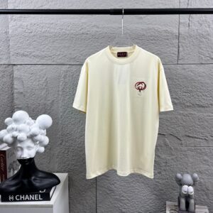 P75 Gu* 古驰* 2026春夏新款 双G胸前Gucci字母. 刺绣工艺 短袖T恤 定制双纱平纹纯棉面料 男女同款 颜色：黑色 白色 杏色 花灰色 安哥拉红色 尺码： S （90-130斤） M （120-150斤） L （140-165斤） XL （160-180斤） XXL （180-210斤）