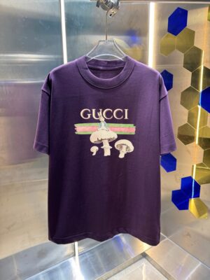 P70 GUCC* 古驰 2026春夏新款 个性字母印花工艺设计 高端版本！透气舒适度高，定制双纱平纹纯棉面料 宽松版短袖圆领T恤 男女同款 吊牌 领标 洗水唛 三标齐全 颜色: 黑色 白色 杏色 紫色 尺码：S M L XL XXL