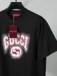 P80 【独家品质】 -GUCC 2026新款短袖T恤，采用300g高克重纯棉，柔软舒适，品牌辨识度超高计。版型简约百搭，日常休闲都能轻松驾驭，无论单穿还是内搭都很出彩。 颜色：黑色 白色 男女同款 码数：S-XL