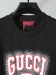 P80 【独家品质】 -GUCC 2026新款短袖T恤，采用300g高克重纯棉，柔软舒适，品牌辨识度超高计。版型简约百搭，日常休闲都能轻松驾驭，无论单穿还是内搭都很出彩。 颜色：黑色 白色 男女同款 码数：S-XL