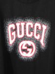 P80 【独家品质】 -GUCC 2026新款短袖T恤，采用300g高克重纯棉，柔软舒适，品牌辨识度超高计。版型简约百搭，日常休闲都能轻松驾驭，无论单穿还是内搭都很出彩。 颜色：黑色 白色 男女同款 码数：S-XL