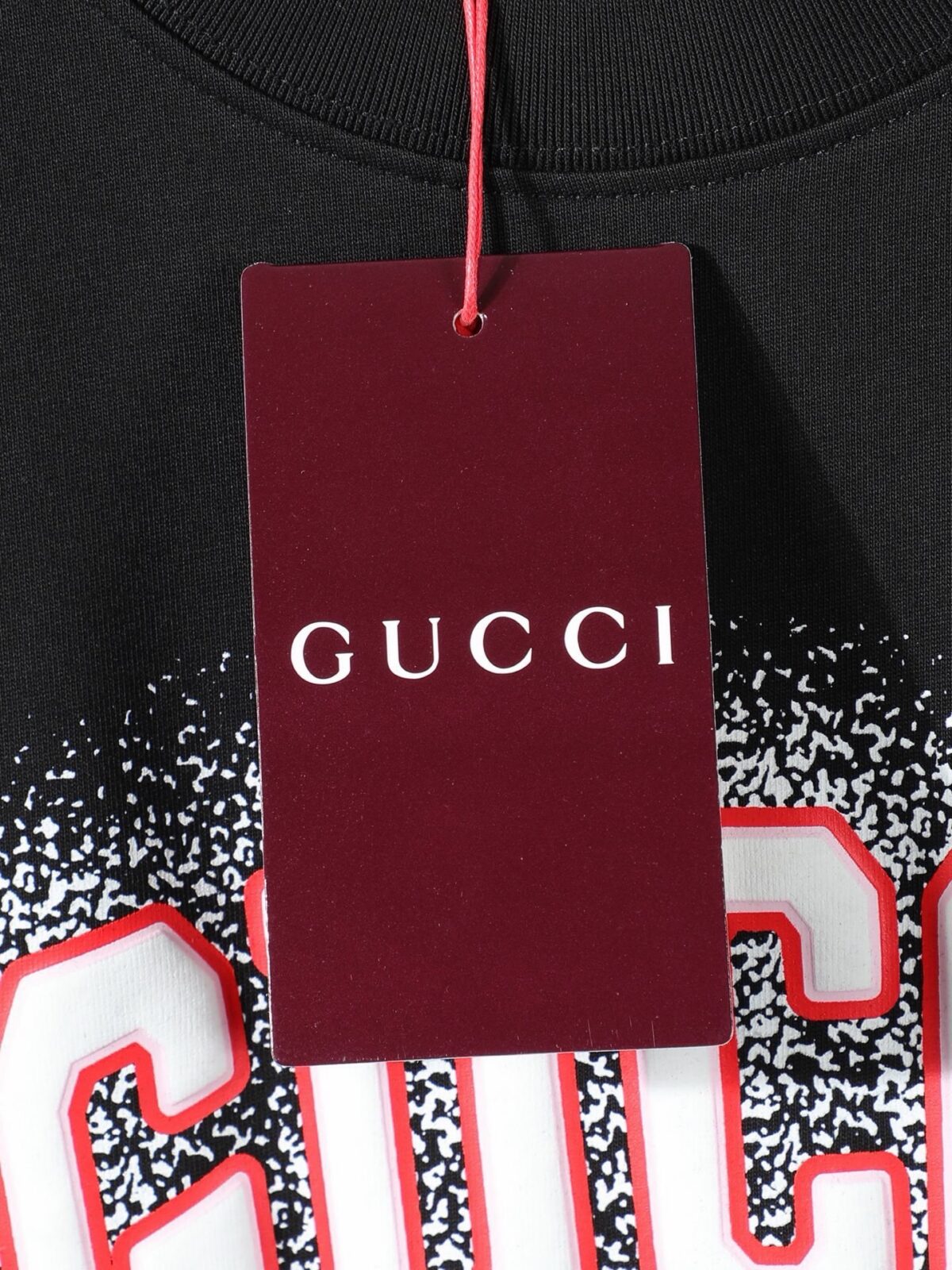 P80 【独家品质】 -GUCC 2026新款短袖T恤，采用300g高克重纯棉，柔软舒适，品牌辨识度超高计。版型简约百搭，日常休闲都能轻松驾驭，无论单穿还是内搭都很出彩。 颜色：黑色 白色 男女同款 码数：S-XL