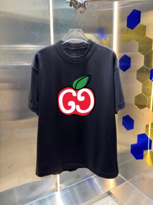 P70 GUCC* 古驰 2026春夏新款 个性字母印花工艺设计 高端版本！透气舒适度高，定制双纱平纹纯棉面料 宽松版短袖圆领T恤 男女同款 吊牌 领标 洗水唛 三标齐全 颜色: 黑色 白色 杏色 紫色 尺码：S M L XL XXL
