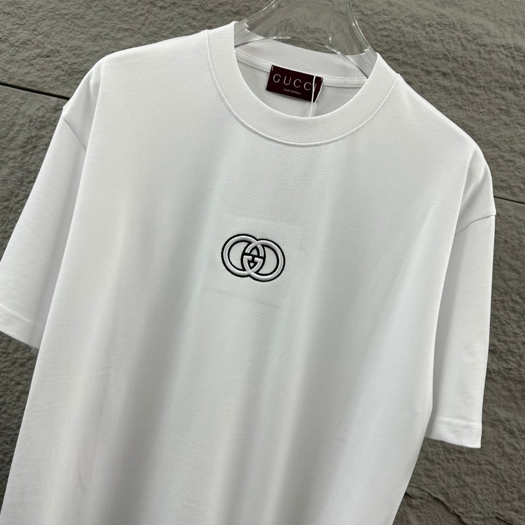P75 Gu* 古驰* 2026春夏新款 双G胸前Gucci字母. 刺绣工艺 短袖T恤 定制双纱平纹纯棉面料 男女同款 颜色：黑色 白色 杏色 尺码： S （90-130斤） M （120-150斤） L （140-165斤） XL （160-180斤） XXL （180-210斤）