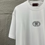 P75 Gu* 古驰* 2026春夏新款 双G胸前Gucci字母. 刺绣工艺 短袖T恤 定制双纱平纹纯棉面料 男女同款 颜色：黑色 白色 杏色 尺码： S （90-130斤） M （120-150斤） L （140-165斤） XL （160-180斤） XXL （180-210斤）