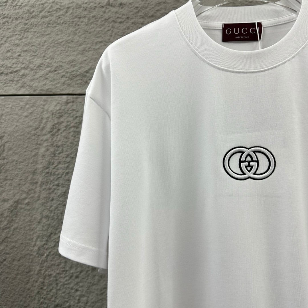P75 Gu* 古驰* 2026春夏新款 双G胸前Gucci字母. 刺绣工艺 短袖T恤 定制双纱平纹纯棉面料 男女同款 颜色：黑色 白色 杏色 尺码： S （90-130斤） M （120-150斤） L （140-165斤） XL （160-180斤） XXL （180-210斤）