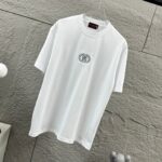 P75 Gu* 古驰* 2026春夏新款 双G胸前Gucci字母. 刺绣工艺 短袖T恤 定制双纱平纹纯棉面料 男女同款 颜色：黑色 白色 杏色 尺码： S （90-130斤） M （120-150斤） L （140-165斤） XL （160-180斤） XXL （180-210斤）