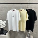 P75 Gu* 古驰* 2026春夏新款 双G胸前Gucci字母. 刺绣工艺 短袖T恤 定制双纱平纹纯棉面料 男女同款 颜色：黑色 白色 杏色 尺码： S （90-130斤） M （120-150斤） L （140-165斤） XL （160-180斤） XXL （180-210斤）