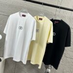 P75 Gu* 古驰* 2026春夏新款 双G胸前Gucci字母. 刺绣工艺 短袖T恤 定制双纱平纹纯棉面料 男女同款 颜色：黑色 白色 杏色 尺码： S （90-130斤） M （120-150斤） L （140-165斤） XL （160-180斤） XXL （180-210斤）
