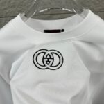 P75 Gu* 古驰* 2026春夏新款 双G胸前Gucci字母. 刺绣工艺 短袖T恤 定制双纱平纹纯棉面料 男女同款 颜色：黑色 白色 杏色 尺码： S （90-130斤） M （120-150斤） L （140-165斤） XL （160-180斤） XXL （180-210斤）