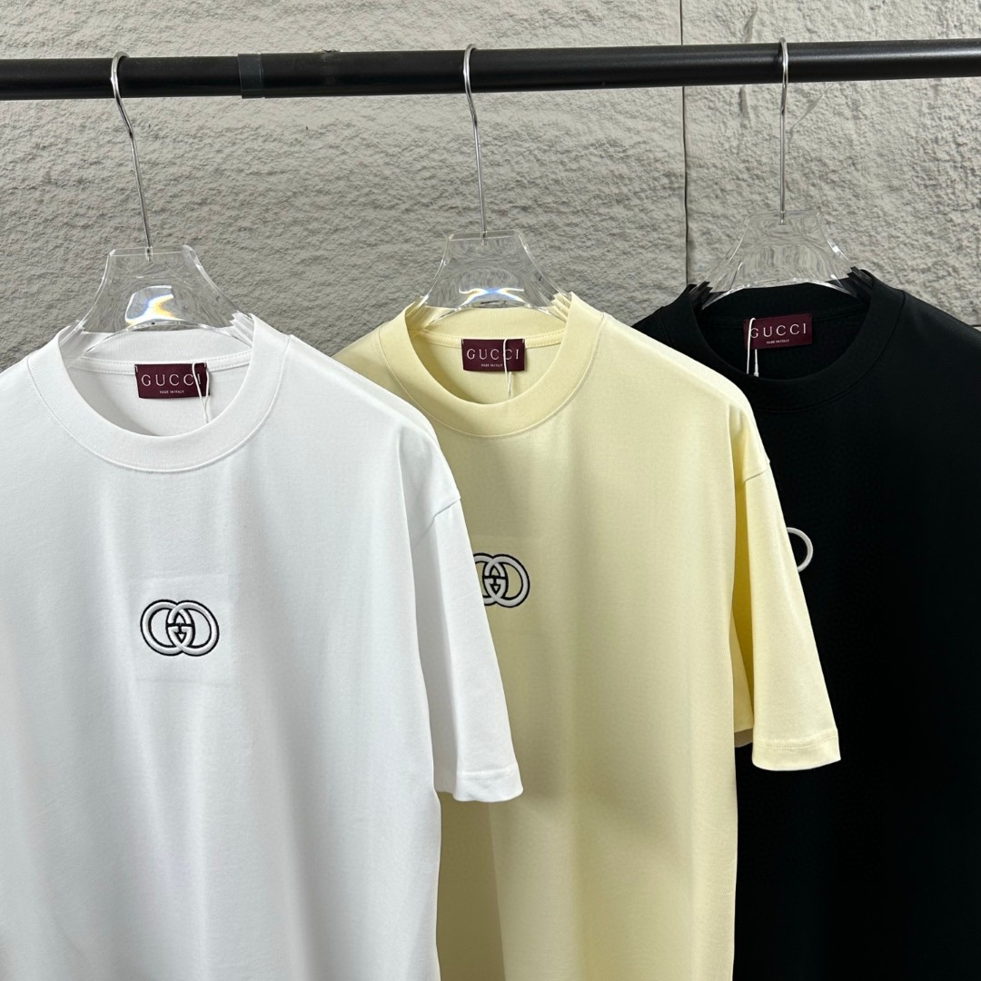 P75 Gu* 古驰* 2026春夏新款 双G胸前Gucci字母. 刺绣工艺 短袖T恤 定制双纱平纹纯棉面料 男女同款 颜色：黑色 白色 杏色 尺码： S （90-130斤） M （120-150斤） L （140-165斤） XL （160-180斤） XXL （180-210斤）
