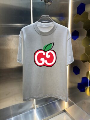 P70 GUCC* 古驰 2026春夏新款 个性字母印花工艺设计 高端版本！透气舒适度高，定制双纱平纹纯棉面料 宽松版短袖圆领T恤 男女同款 吊牌 领标 洗水唛 三标齐全 颜色: 黑色 白色 杏色 紫色 尺码：S M L XL XXL