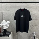 P75 Gu* 古驰* 2026春夏新款 双G胸前Gucci字母. 刺绣工艺 短袖T恤 定制双纱平纹纯棉面料 男女同款 颜色：黑色 白色 杏色 尺码： S （90-130斤） M （120-150斤） L （140-165斤） XL （160-180斤） XXL （180-210斤）