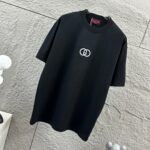 P75 Gu* 古驰* 2026春夏新款 双G胸前Gucci字母. 刺绣工艺 短袖T恤 定制双纱平纹纯棉面料 男女同款 颜色：黑色 白色 杏色 尺码： S （90-130斤） M （120-150斤） L （140-165斤） XL （160-180斤） XXL （180-210斤）