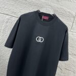 P75 Gu* 古驰* 2026春夏新款 双G胸前Gucci字母. 刺绣工艺 短袖T恤 定制双纱平纹纯棉面料 男女同款 颜色：黑色 白色 杏色 尺码： S （90-130斤） M （120-150斤） L （140-165斤） XL （160-180斤） XXL （180-210斤）