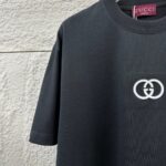 P75 Gu* 古驰* 2026春夏新款 双G胸前Gucci字母. 刺绣工艺 短袖T恤 定制双纱平纹纯棉面料 男女同款 颜色：黑色 白色 杏色 尺码： S （90-130斤） M （120-150斤） L （140-165斤） XL （160-180斤） XXL （180-210斤）