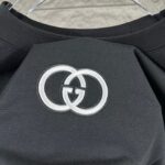 P75 Gu* 古驰* 2026春夏新款 双G胸前Gucci字母. 刺绣工艺 短袖T恤 定制双纱平纹纯棉面料 男女同款 颜色：黑色 白色 杏色 尺码： S （90-130斤） M （120-150斤） L （140-165斤） XL （160-180斤） XXL （180-210斤）