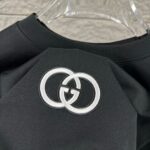 P75 Gu* 古驰* 2026春夏新款 双G胸前Gucci字母. 刺绣工艺 短袖T恤 定制双纱平纹纯棉面料 男女同款 颜色：黑色 白色 杏色 尺码： S （90-130斤） M （120-150斤） L （140-165斤） XL （160-180斤） XXL （180-210斤）