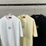 P75 Gu* 古驰* 2026春夏新款 双G胸前Gucci字母. 刺绣工艺 短袖T恤 定制双纱平纹纯棉面料 男女同款 颜色：黑色 白色 杏色 尺码： S （90-130斤） M （120-150斤） L （140-165斤） XL （160-180斤） XXL （180-210斤）