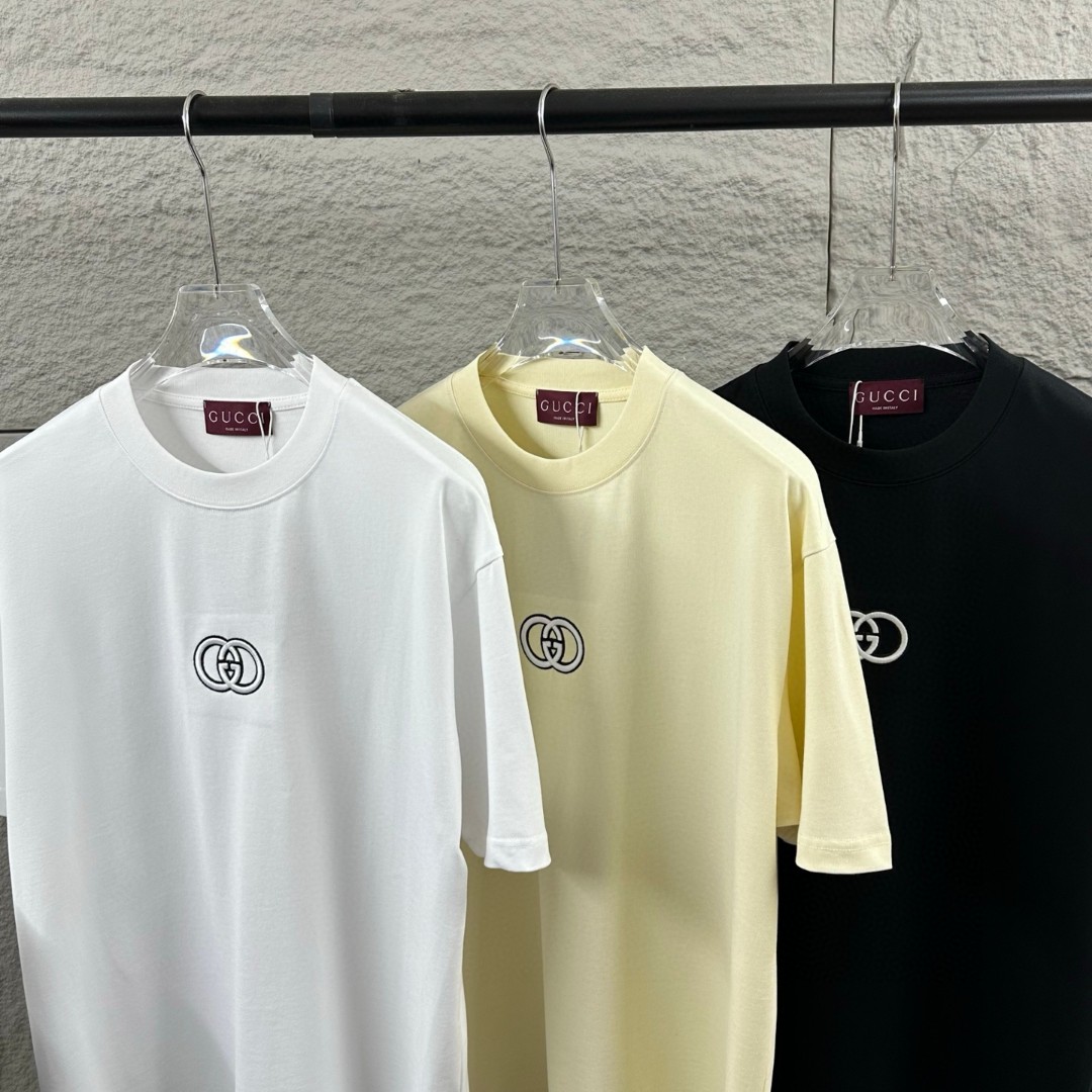 P75 Gu* 古驰* 2026春夏新款 双G胸前Gucci字母. 刺绣工艺 短袖T恤 定制双纱平纹纯棉面料 男女同款 颜色：黑色 白色 杏色 尺码： S （90-130斤） M （120-150斤） L （140-165斤） XL （160-180斤） XXL （180-210斤）