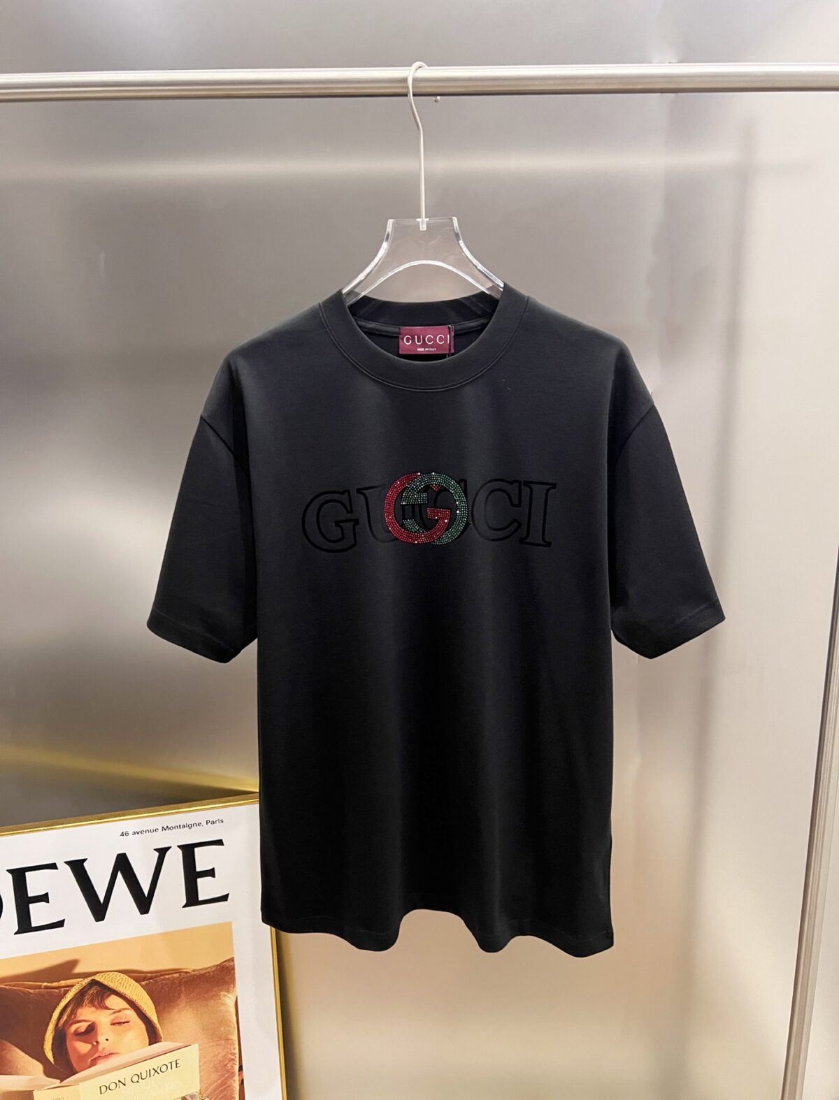 weigou_207825_0_f859e7f1d2 P80 Gu* 古驰*2026春夏新款 短袖T恤 新款logo中东澳钻+植绒印花工艺 短袖T恤 高端版本!专柜定制面料 透气舒适度高,实物很棒🔥男女同款宽松版 尺码S M L XL XXL 五个码 黑色 白色 灰色