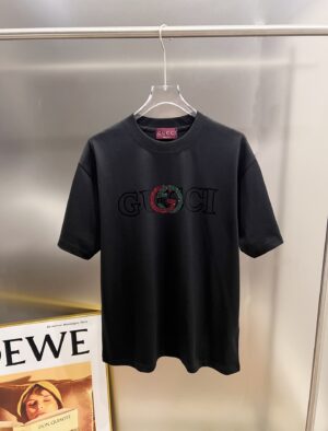 P80 Gu* 古驰*2026春夏新款 短袖T恤 新款logo中东澳钻+植绒印花工艺 短袖T恤 高端版本！专柜定制面料 透气舒适度高，实物很棒🔥男女同款宽松版 尺码S M L XL XXL 五个码 黑色 白色 灰色