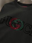weigou_207825_4_3b4cb1fe51 P80 Gu* 古驰*2026春夏新款 短袖T恤 新款logo中东澳钻+植绒印花工艺 短袖T恤 高端版本!专柜定制面料 透气舒适度高,实物很棒🔥男女同款宽松版 尺码S M L XL XXL 五个码 黑色 白色 灰色