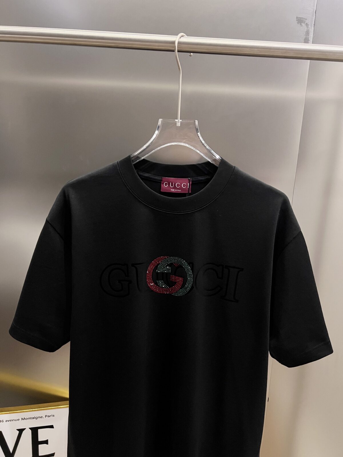 weigou_207825_8_a04b2734fe P80 Gu* 古驰*2026春夏新款 短袖T恤 新款logo中东澳钻+植绒印花工艺 短袖T恤 高端版本!专柜定制面料 透气舒适度高,实物很棒🔥男女同款宽松版 尺码S M L XL XXL 五个码 黑色 白色 灰色