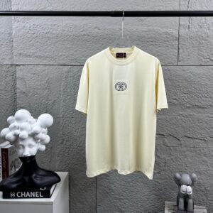 P75 Gu* 古驰* 2026春夏新款 双G胸前Gucci字母. 刺绣工艺 短袖T恤 定制双纱平纹纯棉面料 男女同款 颜色：黑色 白色 杏色 尺码： S （90-130斤） M （120-150斤） L （140-165斤） XL （160-180斤） XXL （180-210斤）