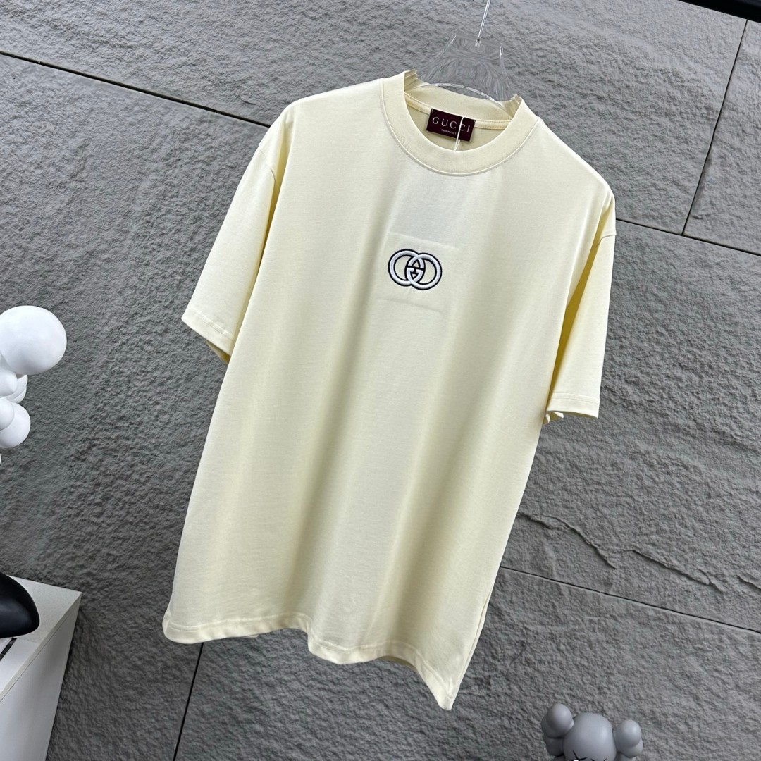weigou_207863_1_106d19c301 P75 Gu* 古驰* 2026春夏新款 双G胸前Gucci字母. 刺绣工艺 短袖T恤 定制双纱平纹纯棉面料 男女同款 颜色:黑色 白色 杏色 尺码: S (90-130斤) M (120-150斤) L (140-165斤) XL (160-180斤) XXL (180-210斤)