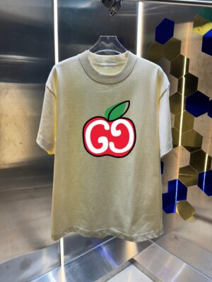 P70 GUCC* 古驰 2026春夏新款 个性字母印花工艺设计 高端版本！透气舒适度高，定制双纱平纹纯棉面料 宽松版短袖圆领T恤 男女同款 吊牌 领标 洗水唛 三标齐全 颜色: 黑色 白色 杏色 紫色 尺码：S M L XL XXL