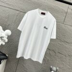 P75 Gu* 古驰* 2026春夏新款 双G胸前Gucci字母. 刺绣工艺 短袖T恤 定制双纱平纹纯棉面料 男女同款 颜色：黑色 白色 尺码： S （90-130斤） M （120-150斤） L （140-165斤） XL （160-180斤） XXL （180-210斤）